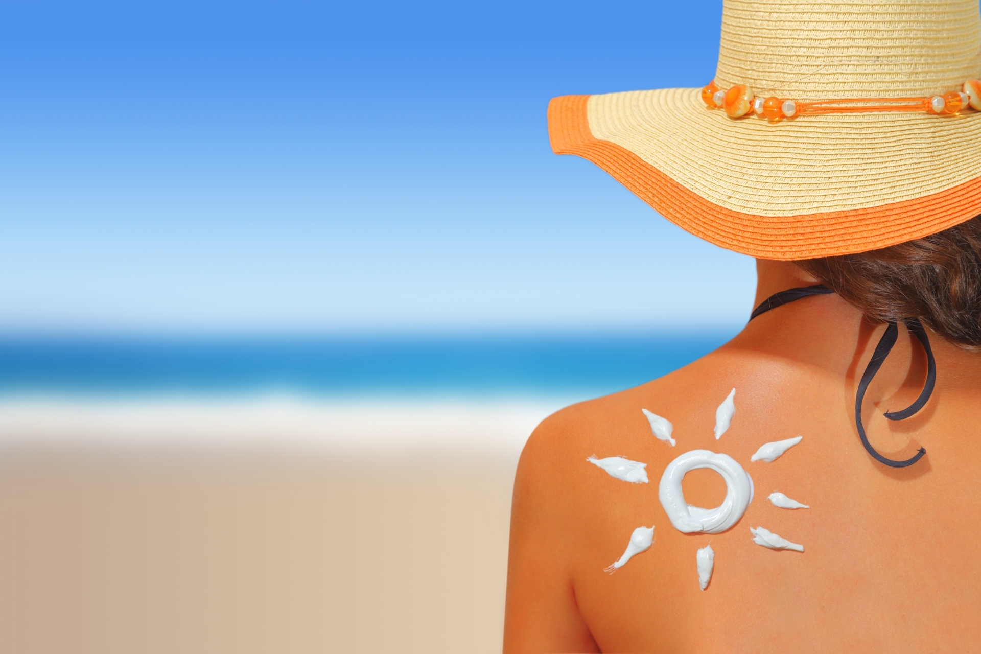 Broncea y cuida tu piel con la gama de solares de Prisma Natural